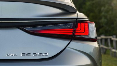 Lexus ES 2021 cập nhật mới dẫn động nhưng vẫn giữ nguyên động cơ quen thuộc Lexus ES 2021 cập nhật mới dẫn động nhưng vẫn giữ nguyên động cơ quen thuộc.