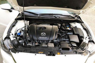 Khoang động cơ Mazda 6 2015 1