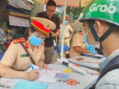 Cảnh sát giao thông xử lý vi phạm.