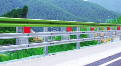 Không nhìn theo các cọc tiêu hoặc tà-luy bên đường để lái giữ khoảng cách Không nhìn theo các cọc tiêu hoặc tà-luy bên đường để lái giữ khoảng cách.
