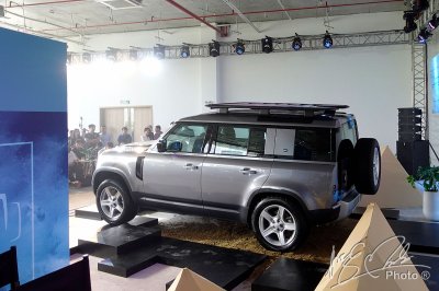 Phía sau của Land Rover Defender 2020.