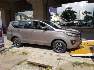 Cận cảnh Toyota Innova 2021 nâng cấp tại đại lý - Ảnh 2.