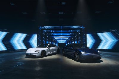 Porsche Taycan 2021 tiện lợi và thân thiện môi trường.