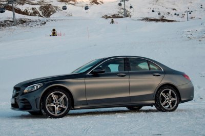 Mercedes C-Class là mẫu sedan hạng sang danh tiếng lâu đời.