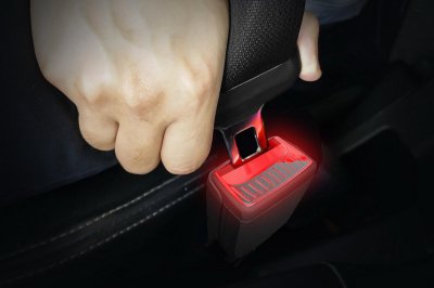 Chốt dây an toàn có thể phát sáng trên ô tô Chốt dây an toàn có thể phát sáng trên ô tô 1