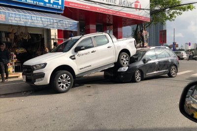 Lùi xe gây tai nạn Lùi xe gây tai nạn.