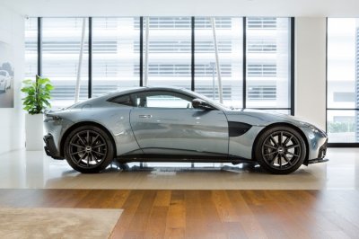 Aston Martin Vantage Dark Knight Edition bắt mắt từ cái nhìn đầu tiên Aston Martin Vantage Dark Knight Edition bắt mắt từ cái nhìn đầu tiên.