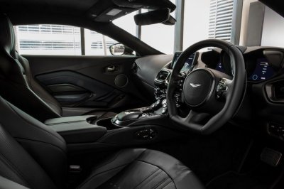 Aston Martin Vantage Dark Knight Edition sở hữu trang bị tối tân Aston Martin Vantage Dark Knight Edition sở hữu trang bị tối tân.