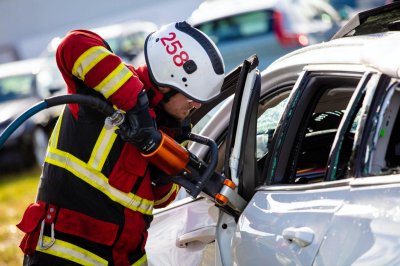 Video: Xe Volvo lao thẳng đứng từ độ cao 30m, thách thức đội cứu hộ - Ảnh 1 Video: Xe Volvo lao thẳng đứng từ độ cao 30m, thách thức đội cứu hộ - Ảnh 1.