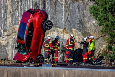 Video: Xe Volvo lao thẳng đứng từ độ cao 30m, thách thức đội cứu hộ.