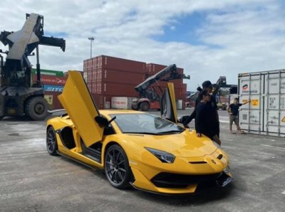 Chiếc Lamborghini Aventadorthứ 2 được sơn màu vàng nổi bật Chiếc Lamborghini Aventadorthứ 2 được sơn màu vàng nổi bật 1