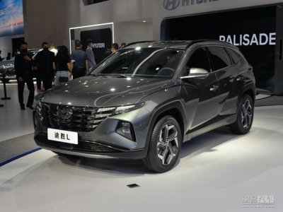 Hyundai Tucson 2021 L mới thân hình kéo dài với màn hình khổng lồ.