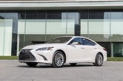 Lexus ES 2021 có 2 phiên bản ES 250 và ES 300h Lexus ES 2021 có 2 phiên bản ES 250 và ES 300h.