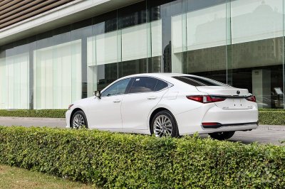 Đèn hậu hình chữ L với các họa tiết 3D trên Lexus ES 2021 Đèn hậu hình chữ L với các họa tiết 3D trên Lexus ES 2021.