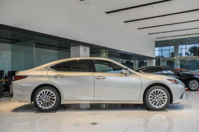 Ngoại hình tổng thể xe Lexus ES 2021 Ngoại hình tổng thể xe Lexus ES 2021 1
