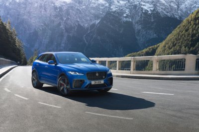 Jaguar F-PACE SVR nâng tầm với thiết kế và hiệu suất vượt trội.