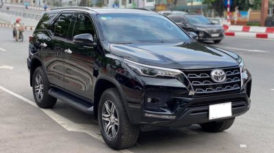 Chiếc Toyota Fortuner 2021 chạy siêu lướt đầu tiên lên sàn xe cũ.