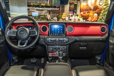Không gian nội thất Jeep Gladiator 2020 được bán tại Việt Nam Không gian nội thất Jeep Gladiator 2020 được bán tại Việt Nam 1