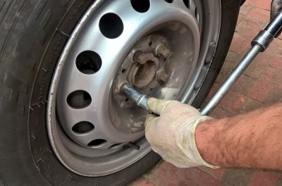 Nới lỏng các ốc ngược chiều kim đồng hồ Nới lỏng các ốc .gược chiều kim đồng hồ