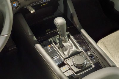 Hộp số tự động trên Mazda 3 sedan 2021.
