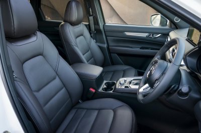 Mazda CX-5 2021 sở hữu trang trí nội thất bắt mắt.