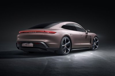 Porsche Taycan 2021 RWD dẫn động cầu sau sở hữu khả năng tăng tốc vượt trội.