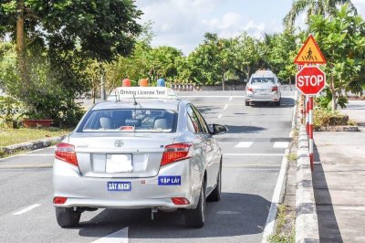 Hoạt động đào tạo và sát hạch lái xe ô tô được cân nhắc tạm dừng Hoạt động đào tạo và sát hạch lái xe ô tô được cân nhắc tạm dừng.