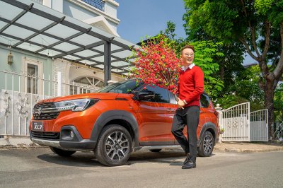 Suzuki XL7 bén duyên cùng ca sĩ Hoàng Bách Suzuki XL7 bén duyên cùng ca sĩ Hoàng Bách.