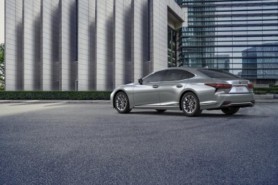 Lexus LS 2021 có bộ la-zăng 2 tông màu có khả năng chống ồn cao. Lexus LS 2021 có bộ la-zăng 2 tông màu có khả năng chống ồn cao. 1