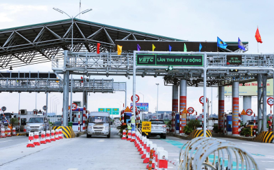 Lái xe ô tô vào làn thu phí tự động nhưng không dán thẻ thu phí Lái xe ô tô vào làn thu phí tự động nhưng không dán thẻ thu phí.