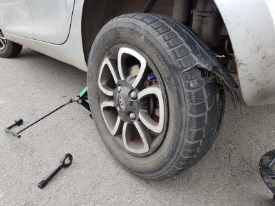 Kia Morning bị nổ lốp trên cao tốc Kia Morning bị nổ lốp trên cao tốc.