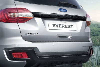 tay nắm cửa và dòng chữ “Sport” ở cửa hậu cũng được sơn đen trên Ford Everest Sport 2021.