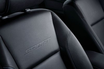 Nội thất của Ford Everest Sport 2021 không có sự thay đổi nào đáng kể ngoại trừ lưng ghế được dập nổi dòng chữ Sport.