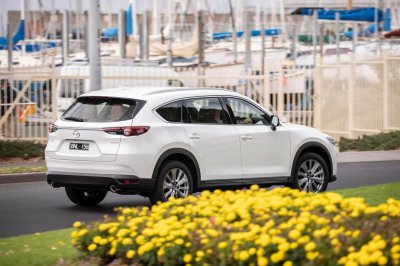 Mazda CX-8 2021 có cả bản động cơ diesel lẫn động cơ chạy xăng đi kèm dẫn động AWD.