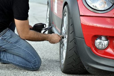 Kiểm tra áp suất lốp xe Kiểm tra áp suất lốp xe.