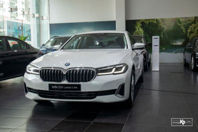 Chốt giá gần 2,5 tỷ đồng, BMW 520i Luxury 2021 có gì để đấu Mercedes-Benz E200 Exclusive a1