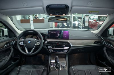 Chốt giá gần 2,5 tỷ đồng, BMW 520i Luxury 2021 có gì để đấu Mercedes-Benz E200 Exclusive a4
