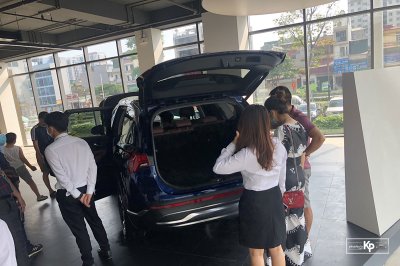Hyundai Santa Fe 2021 về đại lý, khách kéo đến “sờ” đông kín, chốt đơn liên tục khi được lái thử a4