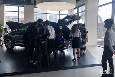 Hyundai Santa Fe 2021 về đại lý, khách kéo đến “sờ” đông kín, chốt đơn liên tục khi được lái thử a1