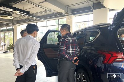 Hyundai Santa Fe 2021 về đại lý, khách kéo đến “sờ” đông kín, chốt đơn liên tục khi được lái thử a3