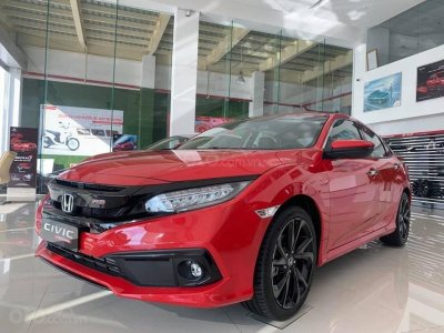 Honda Civic cạnh tranh khá sòng phẳng với Mazda 3 trong những năm gần đây. 1