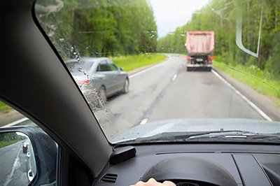 Đặt vô lăng chệch một bên giúp tài xế quan sát chướng ngại vật phía trước tốt hơn Đặt vô lăng chệch một bên giúp tài xế quan sát chướng ngại vật phía trước tốt hơn.