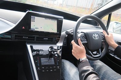 Vô lăng đặt lệch một bên sẽ dễ dàng tiếp cận cửa sổ hơn Vô lăng đặt lệch một bên sẽ dễ dàng tiếp cận cửa sổ hơn.
