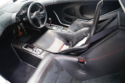 Vô lăng đặt giữa trên dòng xe thể thao McLaren F1 Vô lăng đặt giữa trên dòng xe thể thao McLaren F1.