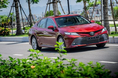 Phân khúc sedan tầm giá 1 tỷ đồng: Camry "bay màu" khi đọ doanh số với VinFast Lux A2.0 1