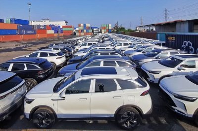 xe ô tô nguyên chiếc các loại nhập từ Trung Quốc đạt gần 9.400 xe.