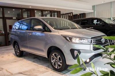 Toyota Innova giờ đây như một kẻ thất thế, bị lu mờ hoàn toàn khi đứng cạnh hai đối thủ đồng hương 1