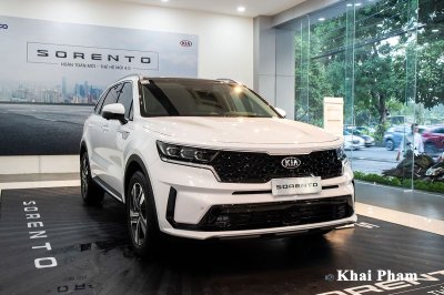 Mẫu SUV 7 chỗ Kia Sorento được giảm trừ tiền mặt trực tiếp và tặng kèm gói bảo hiểm vật chất.