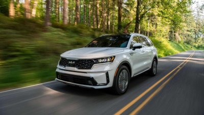 2022 Kia Sorento PHEV mặt trước đi trên đường