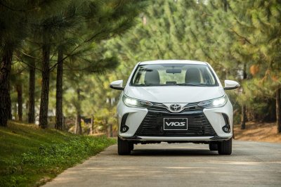 Toyota Vios giảm tới 60 triệu đồng tại đại lý, giá xe Hyundai Accent "bốc hơi" theo 1